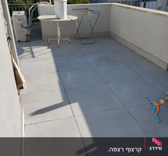 מרפסת עם מגב ודלי על שולחן
